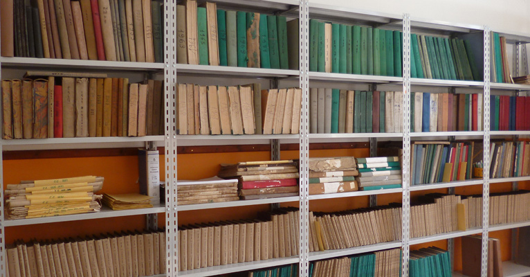 Alcuni scaffali dell'Archivio storico