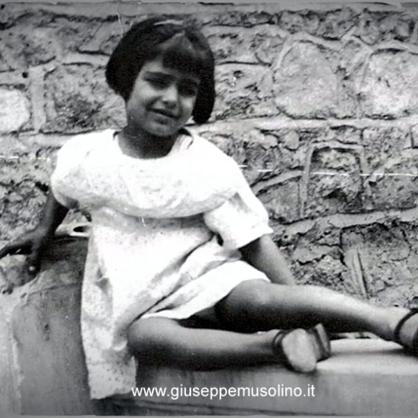 Dalida a 3-4 anni sulla terrazza della casa natale del Cairo
