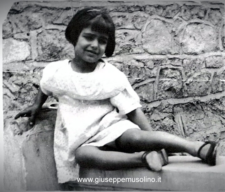 Dalida a 3-4 anni sulla terrazza della casa natale del Cairo