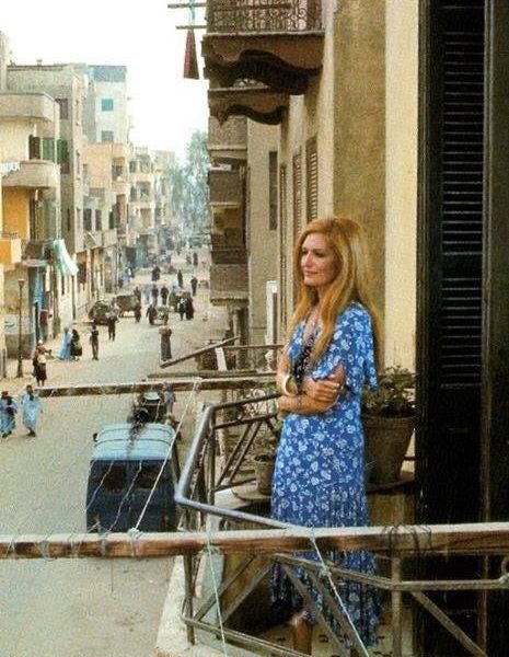 Dalida visita la sua casa natale a Choubra (Cairo) nel 1976