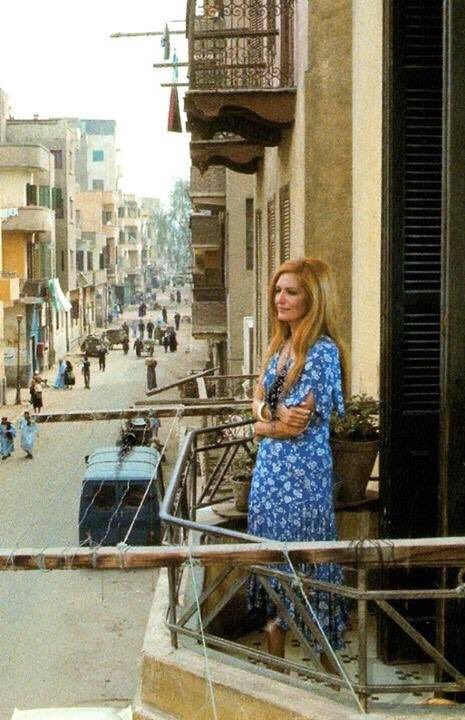 Dalida visita la sua casa natale a Choubra (Cairo) nel 1976
