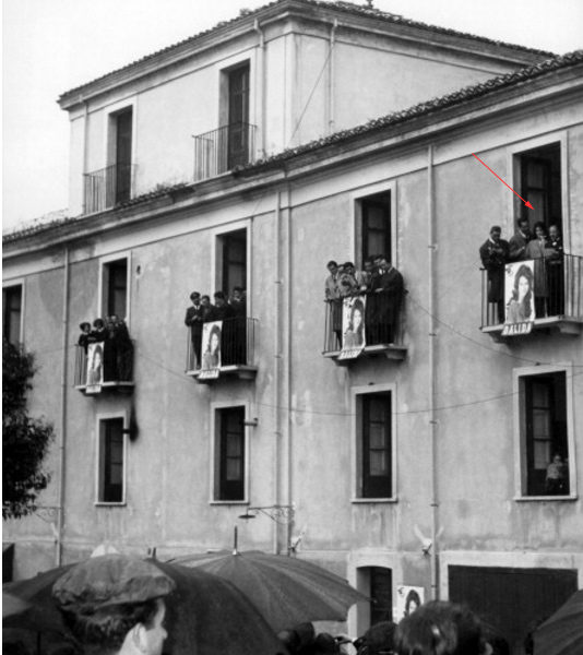 Dalida sul balcone a Serrastretta