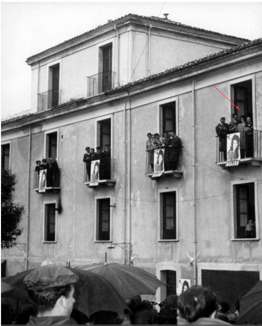 Dalida sul balcone a Serrastretta