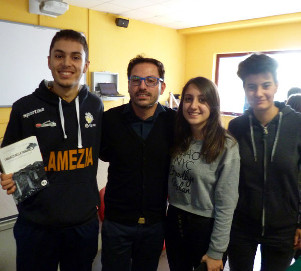 Studenti della 4F del Liceo con Giovanni Petronio