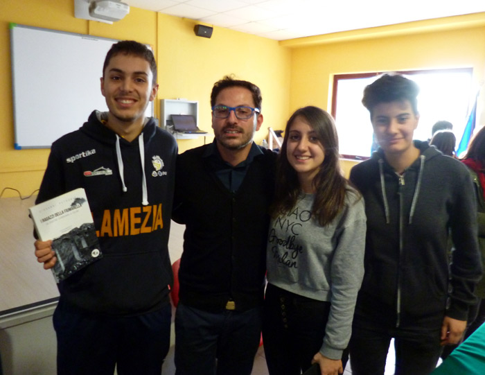 Studenti della 4F del Liceo con Giovanni Petronio