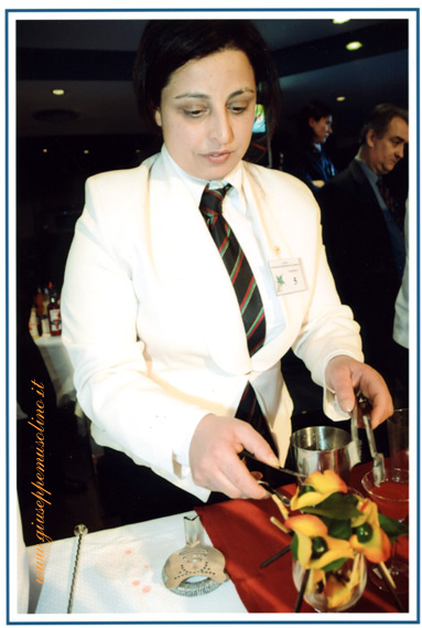 Marianna Sacco in divisa mentre prepara un cocktail